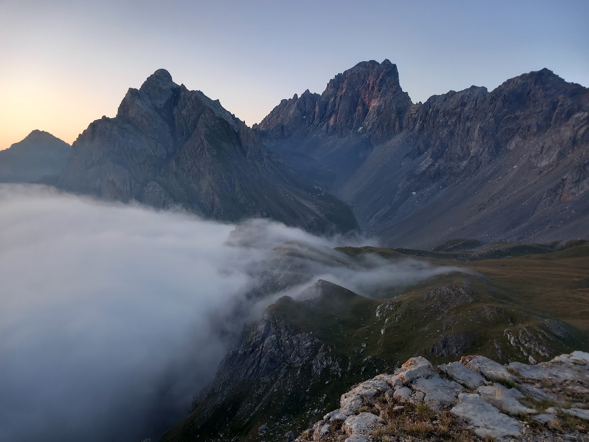 Lever de soleil en montagne