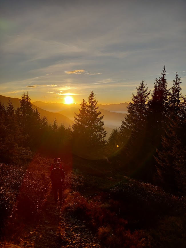 Randonneur au coucher de soleil